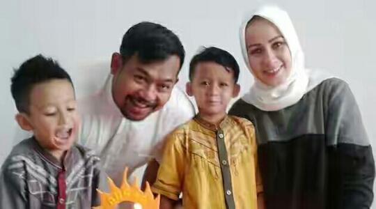 Meski Kurang Ganteng, 6 Seleb Pria Ini Istrinya Cantik Banget Loh!
