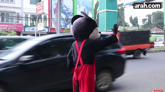 Miris! Inilah Kehidupan Badut Jalanan Yang Jarang Orang Tahu