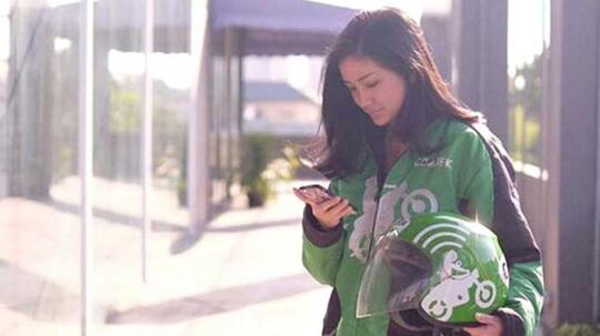 4 Driver Cantik Ojek Online yang Bakal Bikin Agan Ogah Turun