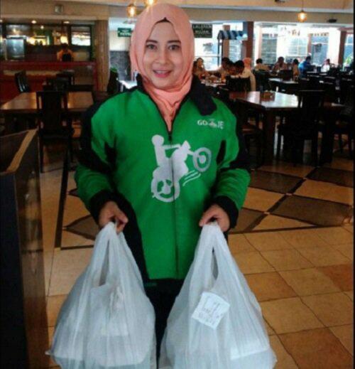4 Driver Cantik Ojek Online yang Bakal Bikin Agan Ogah Turun