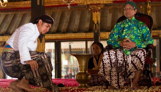 Kenapa keris ditaruh dibelakang,.,.?? Ini jawabanya,.,.!!!