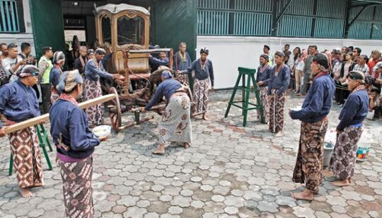 Kenapa keris ditaruh dibelakang,.,.?? Ini jawabanya,.,.!!!