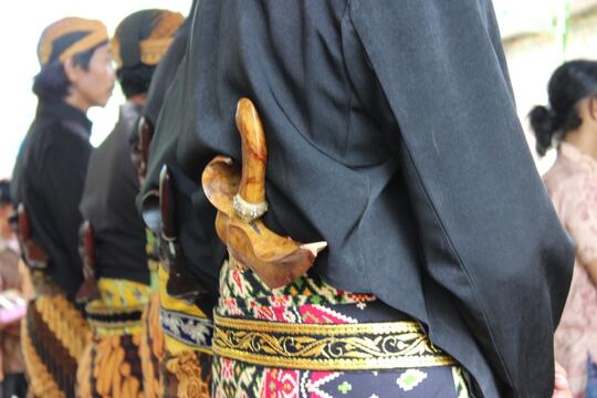 Kenapa keris ditaruh dibelakang,.,.?? Ini jawabanya,.,.!!!