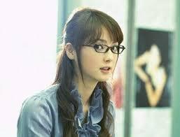 selebritis yang kelihatan cantik pake kaca mata