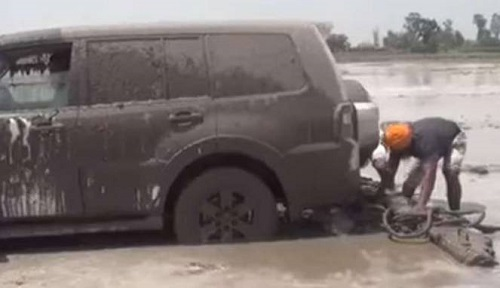 Males Kepanasan, Orang Ini Bajak Sawah Pake Mobil