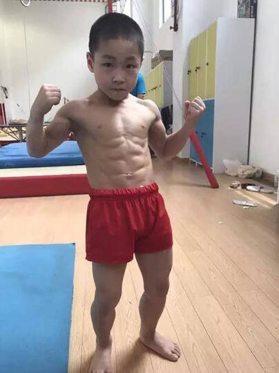 Kisah sedih di balik bocah 7 tahun yang punya perut sixpack