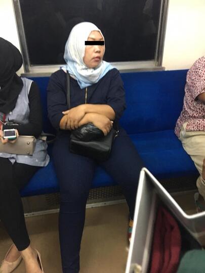 Kisah Emak-Emak di KRL Ini Lagi Viral Gan, Yuk Lihat Kisahnya