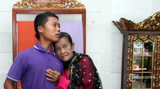 Kemesraan Pengantin Baru, Nenek Rohaya Mengelus Tangan Suami 'Brondong' yang Kedingin