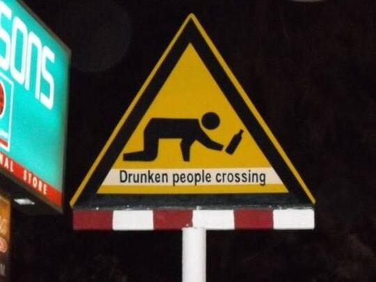 Bukan Cuma Ceweknya, Papan Peringatan di Thailand Ini Juga Bikin Bingung