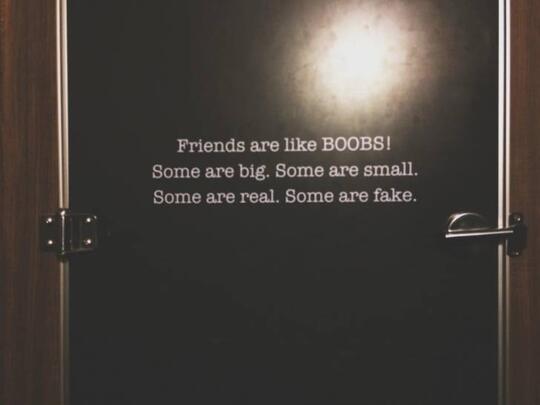 Bukan Cuma Ceweknya, Papan Peringatan di Thailand Ini Juga Bikin Bingung