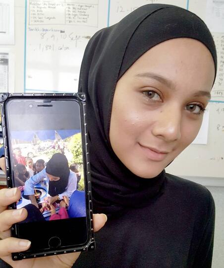Mahasiswi Cantik Bantu Ayahnya Jualan Es Krim Keliling