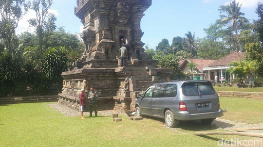 Kok Mobil Ini Bisa Seruduk Candi Kidal di Malang?