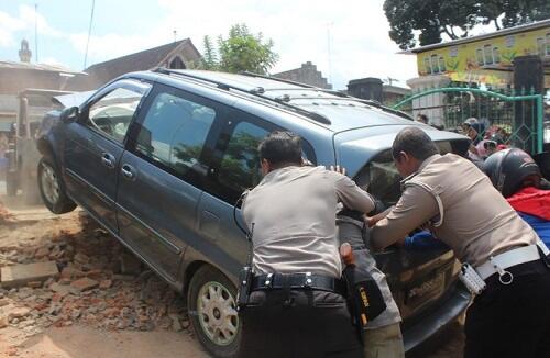 Kok Mobil Ini Bisa Seruduk Candi Kidal di Malang?