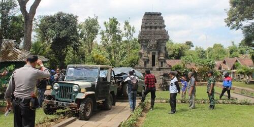 Kok Mobil Ini Bisa Seruduk Candi Kidal di Malang?