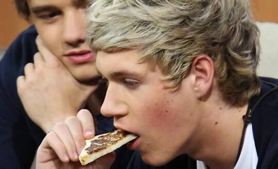 Roti yang Hanya Dimakan Setengah oleh Neil eks One Direction