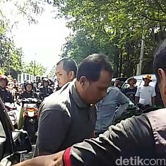 Viral! Gara-Gara Diklakson, Pria di Bandung Ini Bogem Perempuan Bermobil
