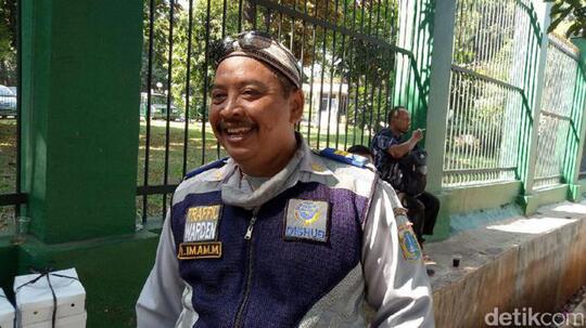Ada Saja Alasan Tukang Ojek Ngetem di Trotoar Stasiun Palmerah