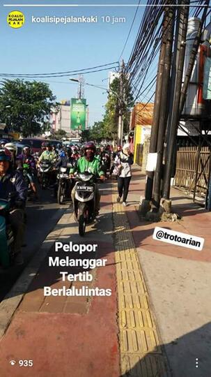 Ada Saja Alasan Tukang Ojek Ngetem di Trotoar Stasiun Palmerah