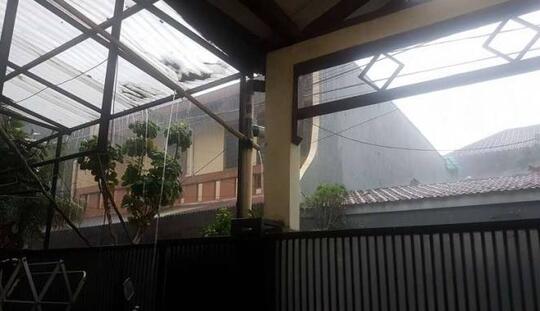 Kejadian-kejadian Aneh Saat Hujan Guyur Satu Rumah di Tebet