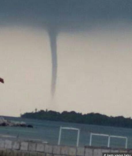 Tiga Tornado Muncul Bersamaan Di Laut Jakarta Kaskus