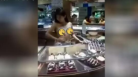 UNNCHH !! SPG Toko Ini Tampil Topless untuk promosi Berlian, Sang Pemilik Dikritik!