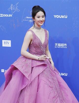 Kenalin Gan, Ini Aktris Cantik yang Akan Perankan Karakter Mulan Versi Live-Action