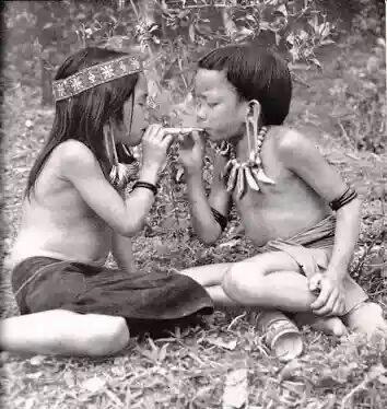 Foto langka dan jadul potret kehidupan Suku Dayak di Borneo, keren!