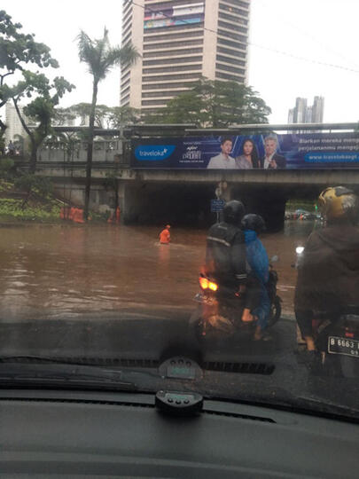 Hujan Badai Siang Ini, Jakarta Dipenuhi Banjir Di Sejumlah Titik