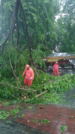Hujan Badai Siang Ini, Jakarta Dipenuhi Banjir Di Sejumlah Titik