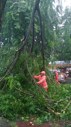 Hujan Badai Siang Ini, Jakarta Dipenuhi Banjir Di Sejumlah Titik