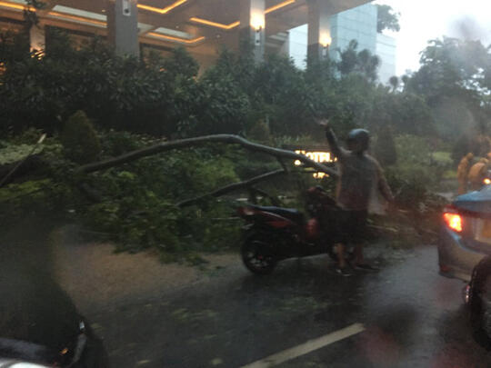 Hujan Badai Siang Ini, Jakarta Dipenuhi Banjir Di Sejumlah Titik