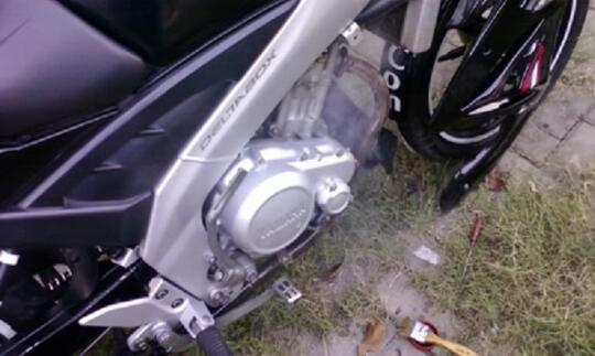 Gak harus selalu nunggu 3000km, ini dia ciri oli motor harus segera di ganti!