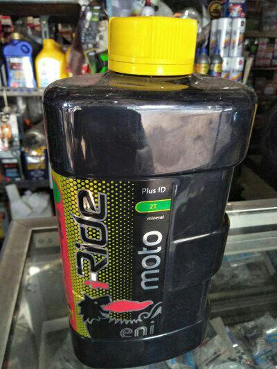 Gak harus selalu nunggu 3000km, ini dia ciri oli motor harus segera di ganti!