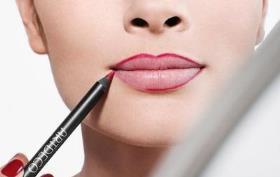 Agar Lipstikmu Tahan Lama Di Bibir, Hindari Beberapa Hal Ini!