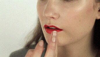 Agar Lipstikmu Tahan Lama Di Bibir, Hindari Beberapa Hal Ini!
