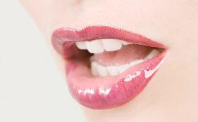 Agar Lipstikmu Tahan Lama Di Bibir, Hindari Beberapa Hal Ini!