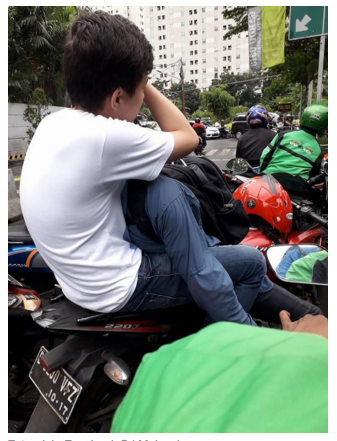 Viral Perempuan Tegur 2 Pria yang Bermesraan di Tengah Jalan