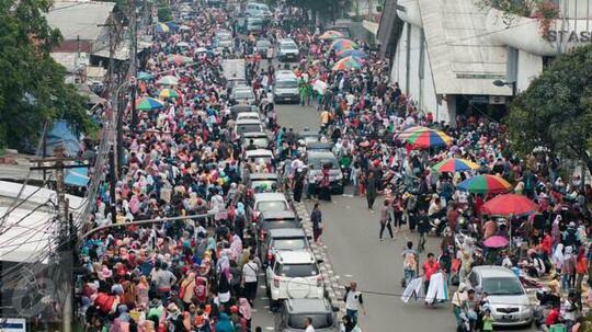 Jalan Raya Jadi Lahan Berjualan PKL Secara Legal, Tepatkah?