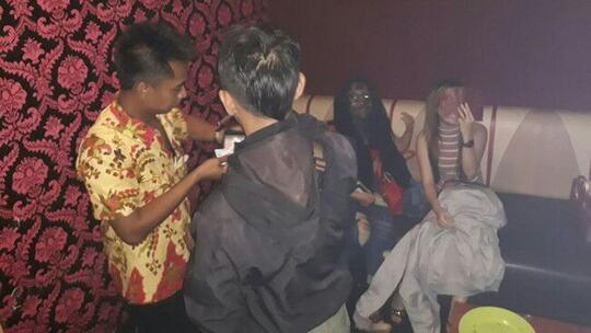 Inilah Kenyataan dari Penampakan Seram Pemandu Lagu yang Seperti Hantu, Bikin KZL