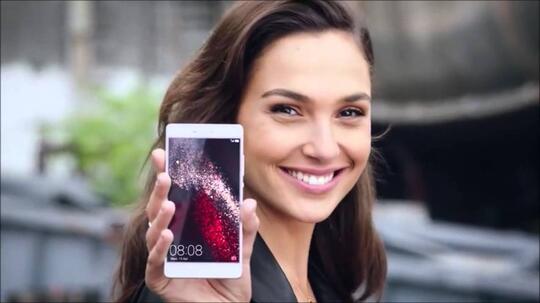 Mantap, Gal Gadot Diangkat Jadi "CEO" Huawei Yang Baru
