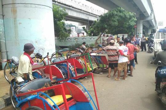 Puluhan Tukang Becak Asal Indramayu Nekat Datang ke Jakarta