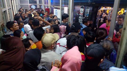 RAHASIA CEPAT SAMPAI RUMAH SAAT PULANG KANTOR DENGAN TRANSJAKARTA