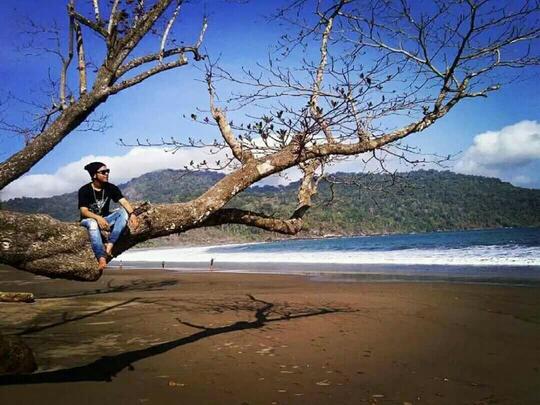 Pantai Bande Alit Pantai Eksotis Yang Menyimpan Kesan Mistis