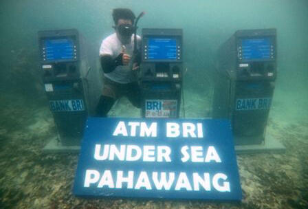 ATM Bawah Laut, Rekor MURI Yang Tidak Ada Manfaatnya?