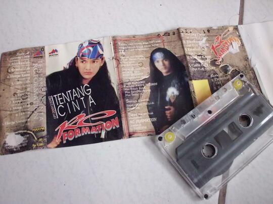 Meski Laku Band Lokal 90'an Ini Kerap Di Buli & Dianggap Kampungan