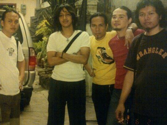 Meski Laku Band Lokal 90'an Ini Kerap Di Buli & Dianggap Kampungan
