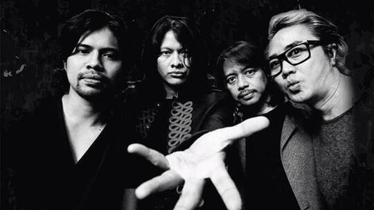 Meski Laku Band Lokal 90'an Ini Kerap Di Buli & Dianggap Kampungan
