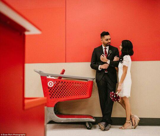 Pasangan Ini Memilih Foto Pre-wedding Di Supermarket