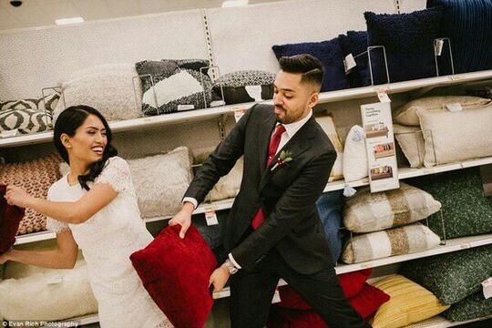 Pasangan Ini Memilih Foto Pre-wedding Di Supermarket