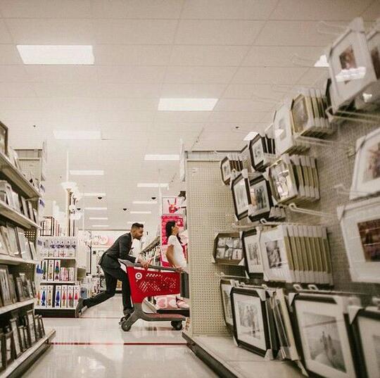 Pasangan Ini Memilih Foto Pre-wedding Di Supermarket